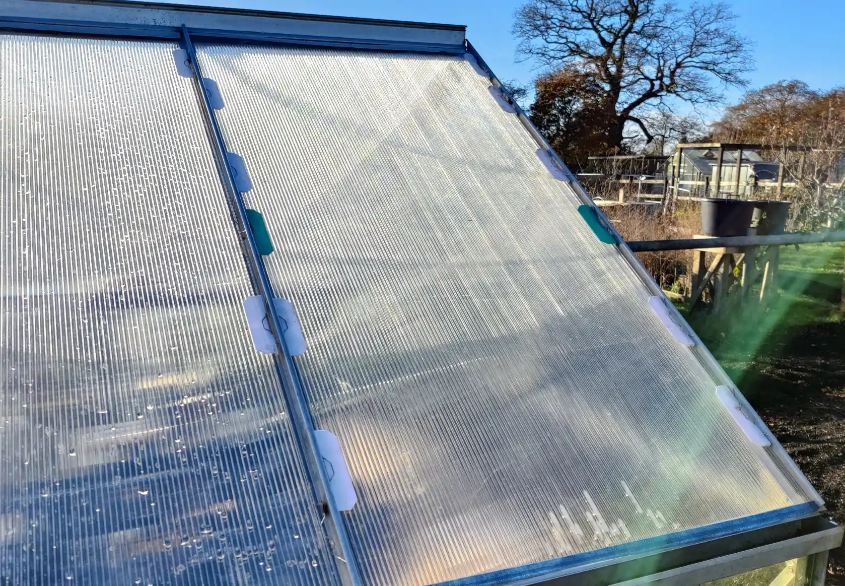 Greenhouse roof pane with 11 &ldquo;retention spreader&rdquo; w clips along the edges